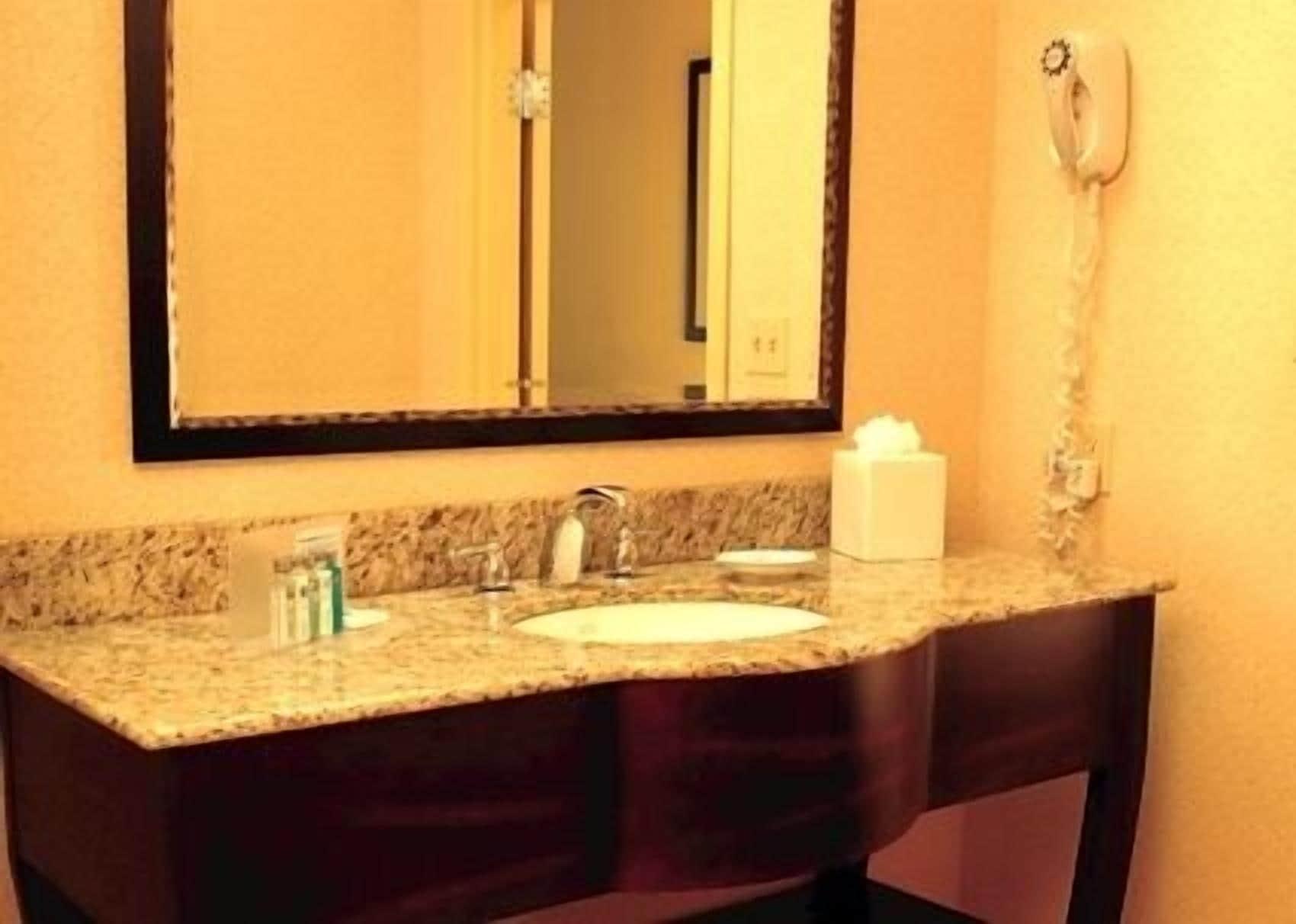 Hampton Inn By Hilton Lloydminster Extérieur photo